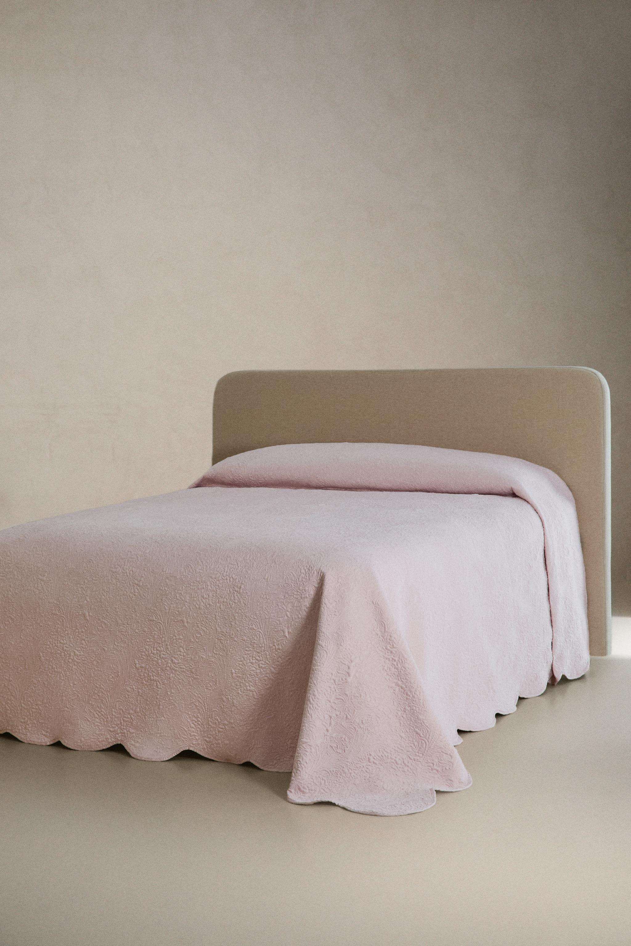 SCALLOPED FLORAL QUILTED BEDSPREAD — Light pink