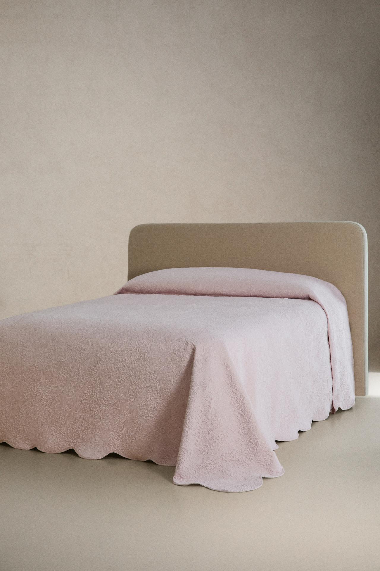 SCALLOPED FLORAL QUILTED BEDSPREAD — Light pink