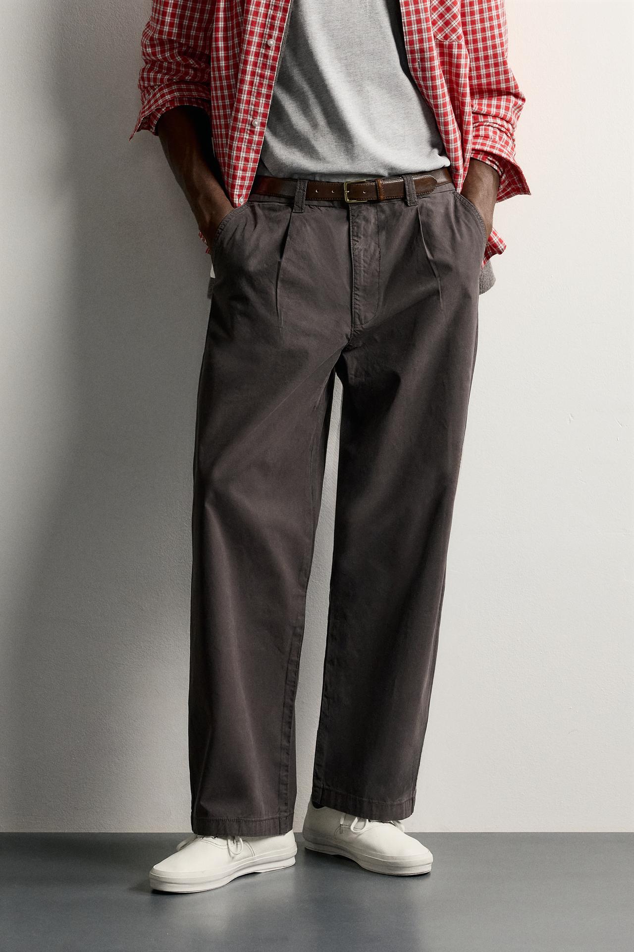 RELAXED FIT PLEATED CHINO PANTS — Dark brown
