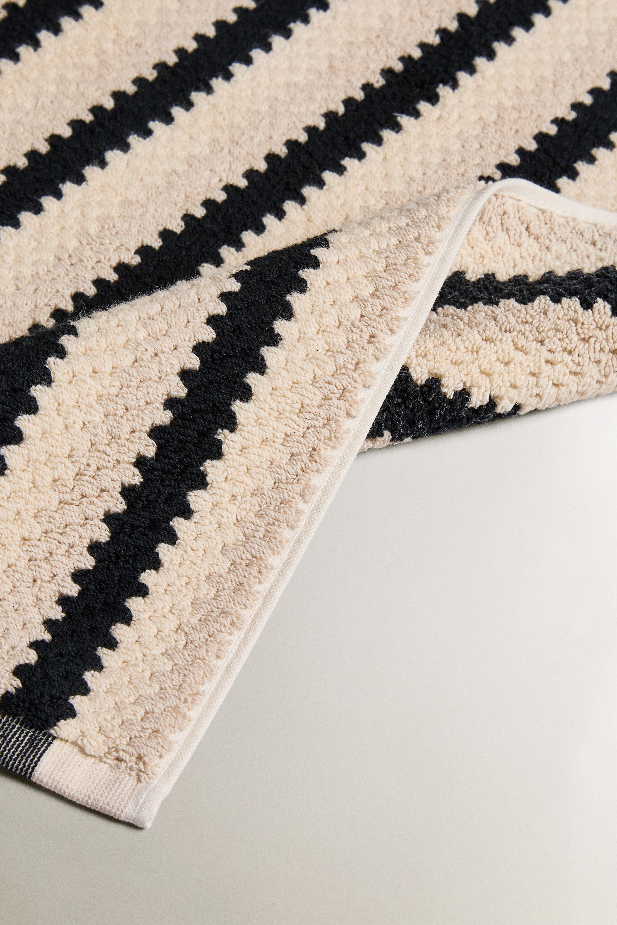 GEOMETRIC JACQUARD BATH MAT — Black