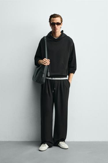 بنطلون JOGGER بثنيات ناعم - أسود الخاص بـ Zara