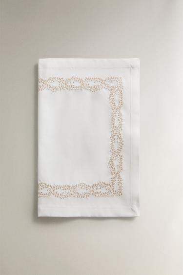SET DE TABLE SATIN BRODÉ - Écru de Zara - Image 1