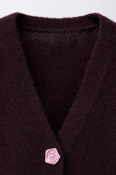 GILET EN MAILLE AVEC BOUTONS ET FLEURS EN SATIN - Bordeaux de Zara - Image 2