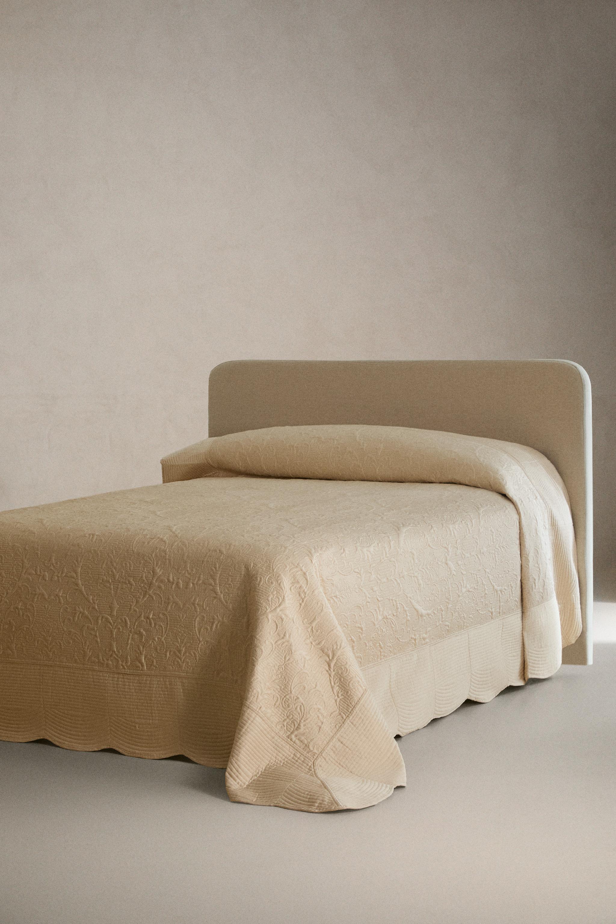 QUILT WITH RAISED DESIGN — Cava