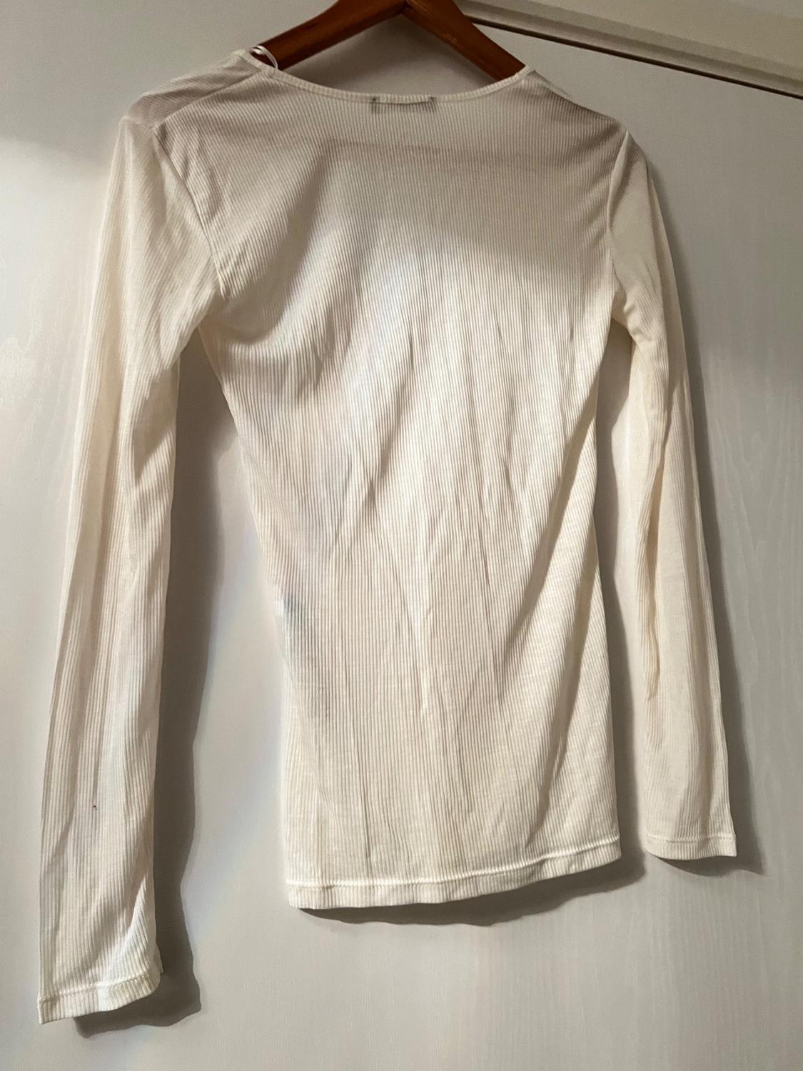 V-NECK RIBBED T-SHIRT - Image 5