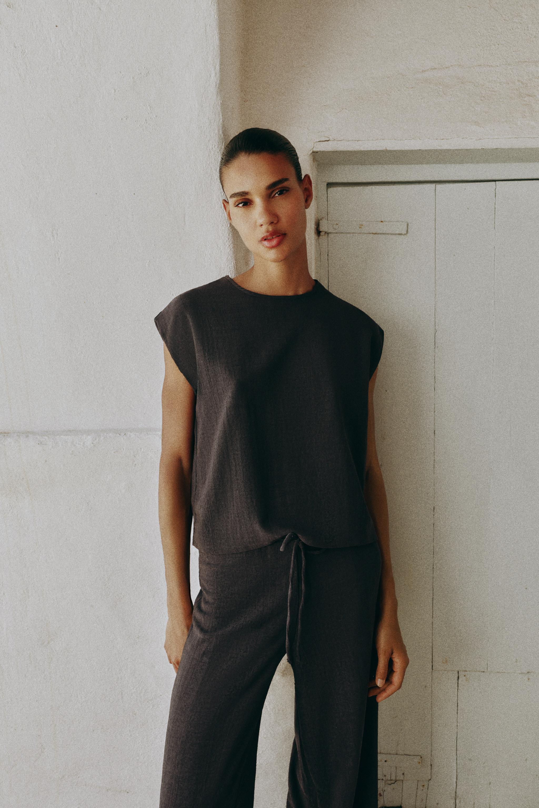 RUSTIC SLEEVELESS TOP — Anthracite grey
