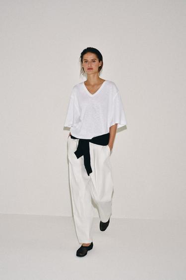 CAMISETA ESCOTE PICO - Blanco de Zara