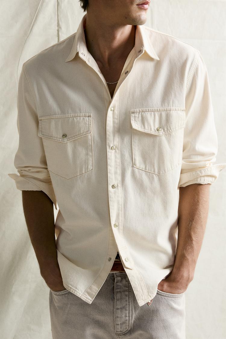 Camisa de mezclilla con costuras contrastantes 5