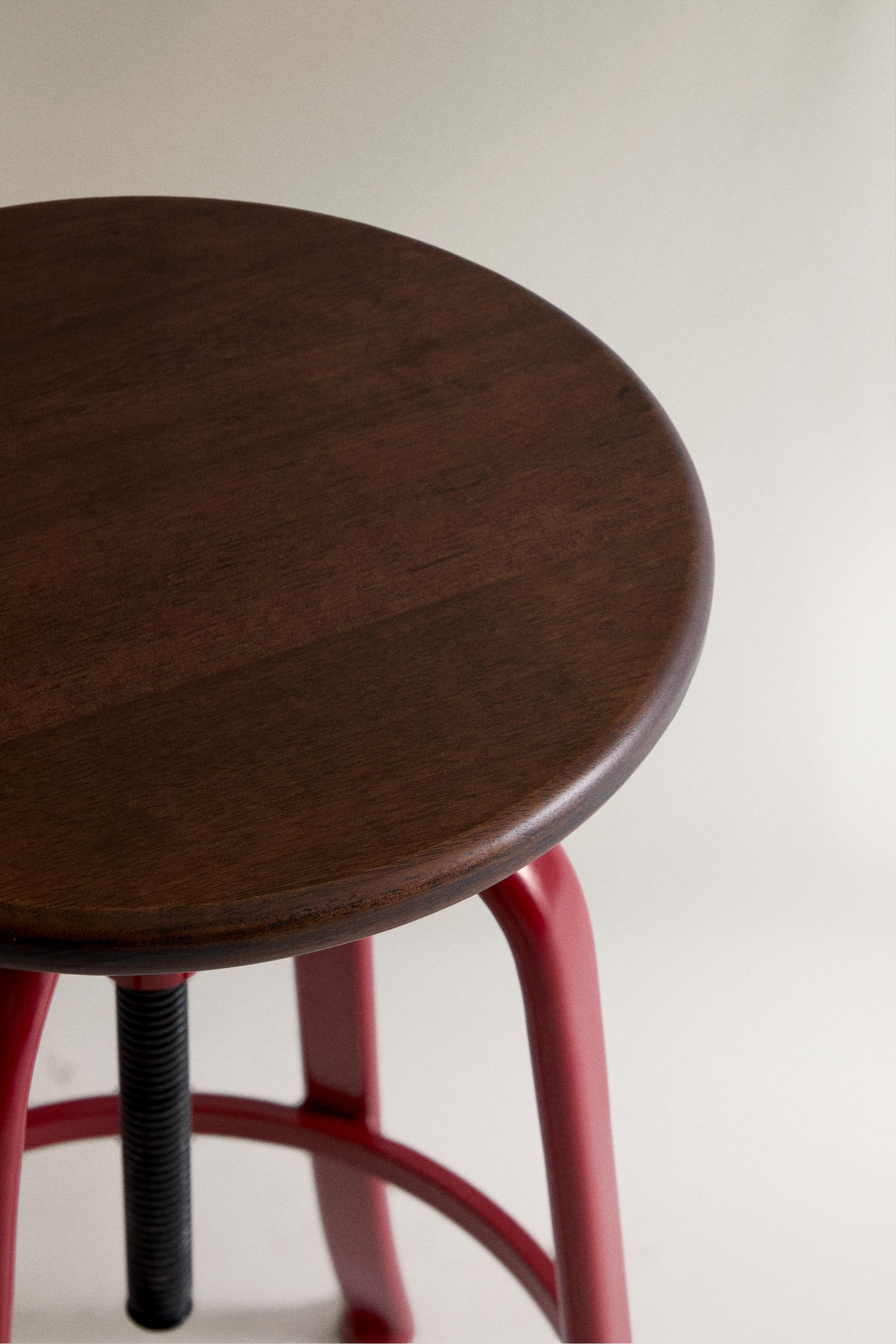 WOOD AND METAL SWIVEL STOOL — Red