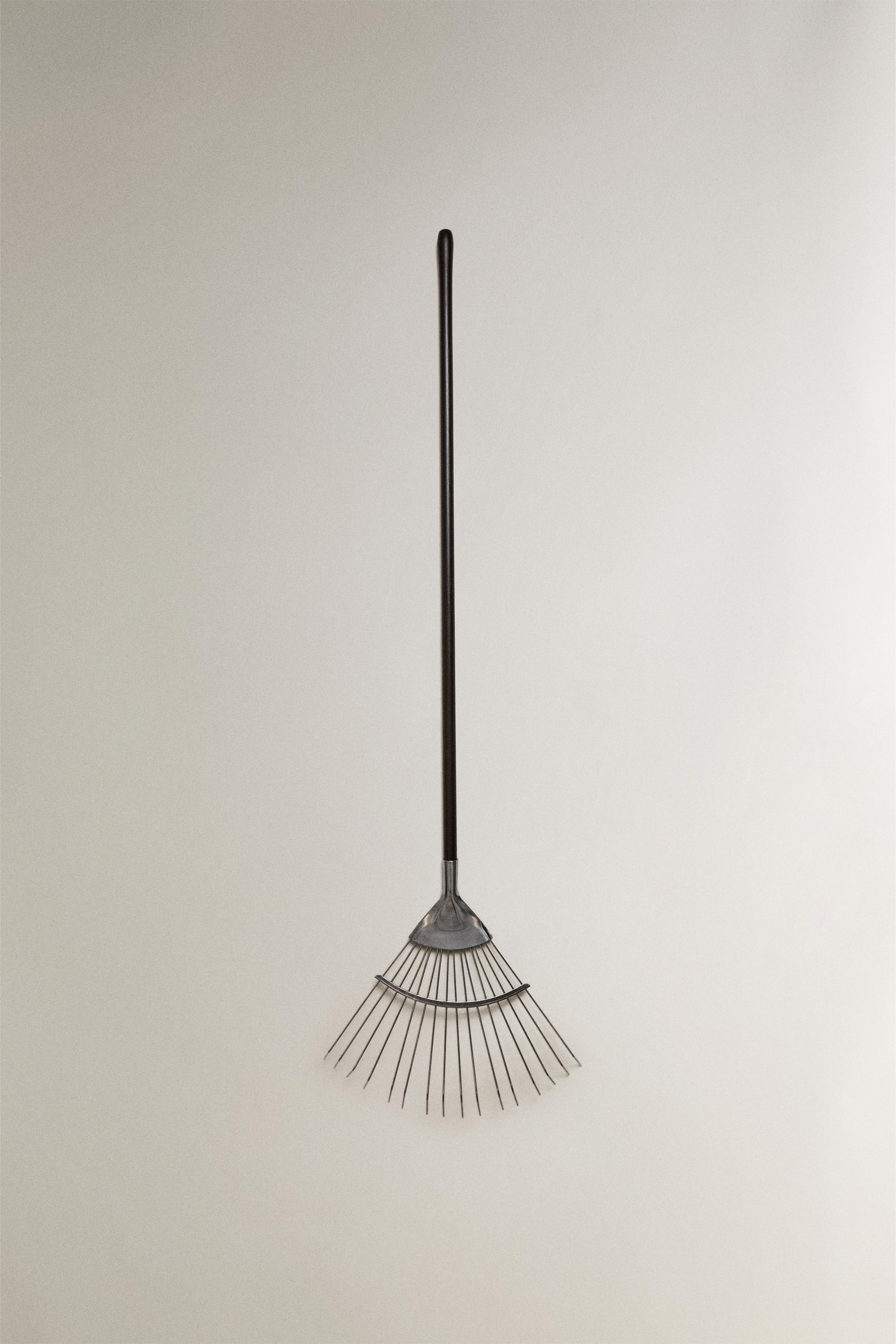 GARDEN RAKE WITH WOODEN HANDLE