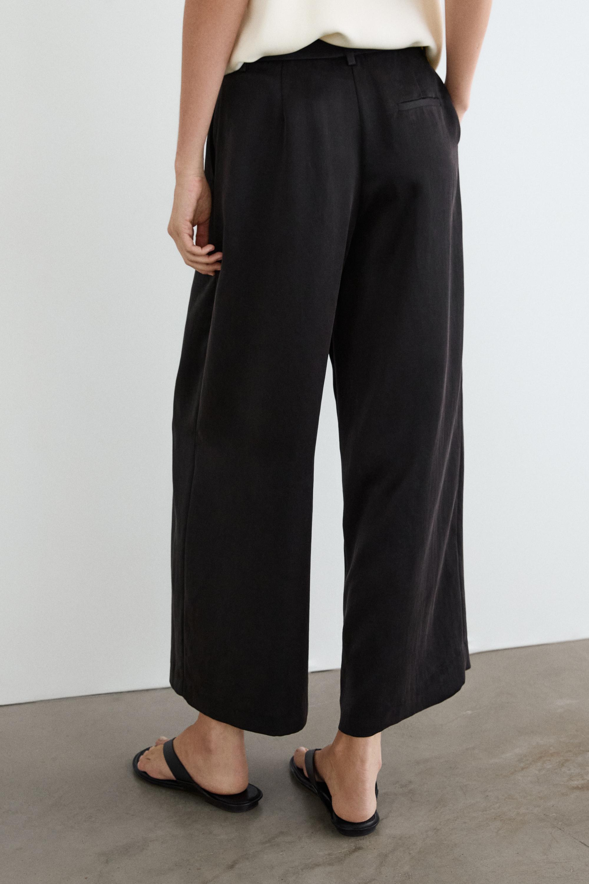 Flowing trousers with pleated details