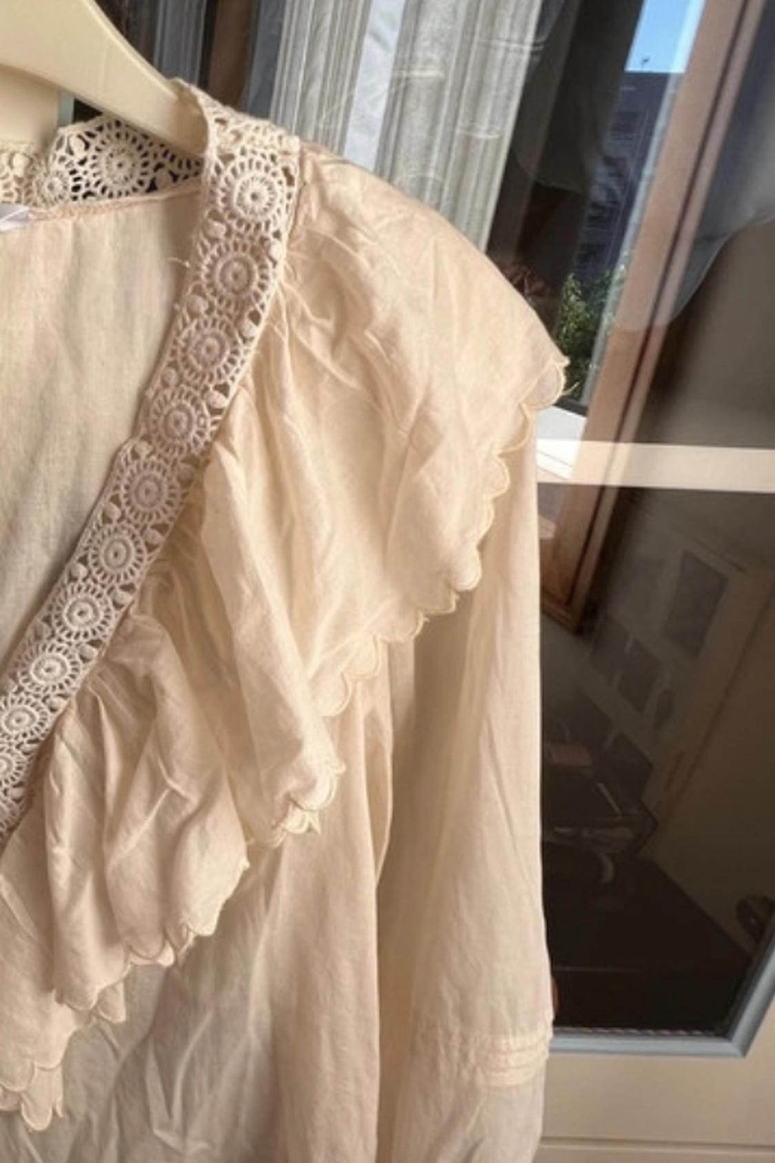 BLUSA NOVA COM ETIQUETABORDADA NO PEITO - Image 2