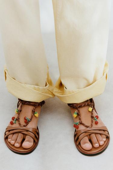 БОСОНОЖКИ С ФРУКТОВЫМИ АППЛИКАЦИЯМИ — КОРИЧНЕВЫЙ от Zara