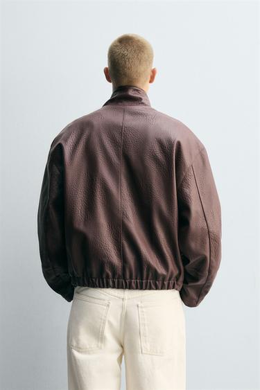 BLOUSON EN MATIÈRE SYNTHÈTIQUE TEXTURÉE - Bordeaux de Zara - Image 2