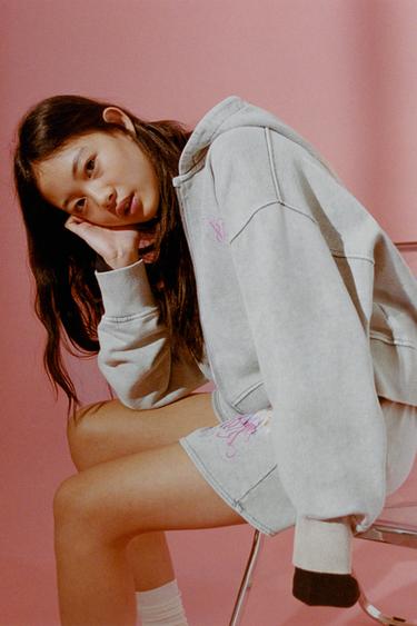 SWEATSHIRT MET RITS WASHED EFFECT KPOP DEMON HUNTERS™ NETFLIX © - MIDDENGRIJS van Zara