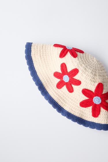 BONNET EN MAILLE CROCHET FLEURS - Écru / Rouge de Zara - Image 1