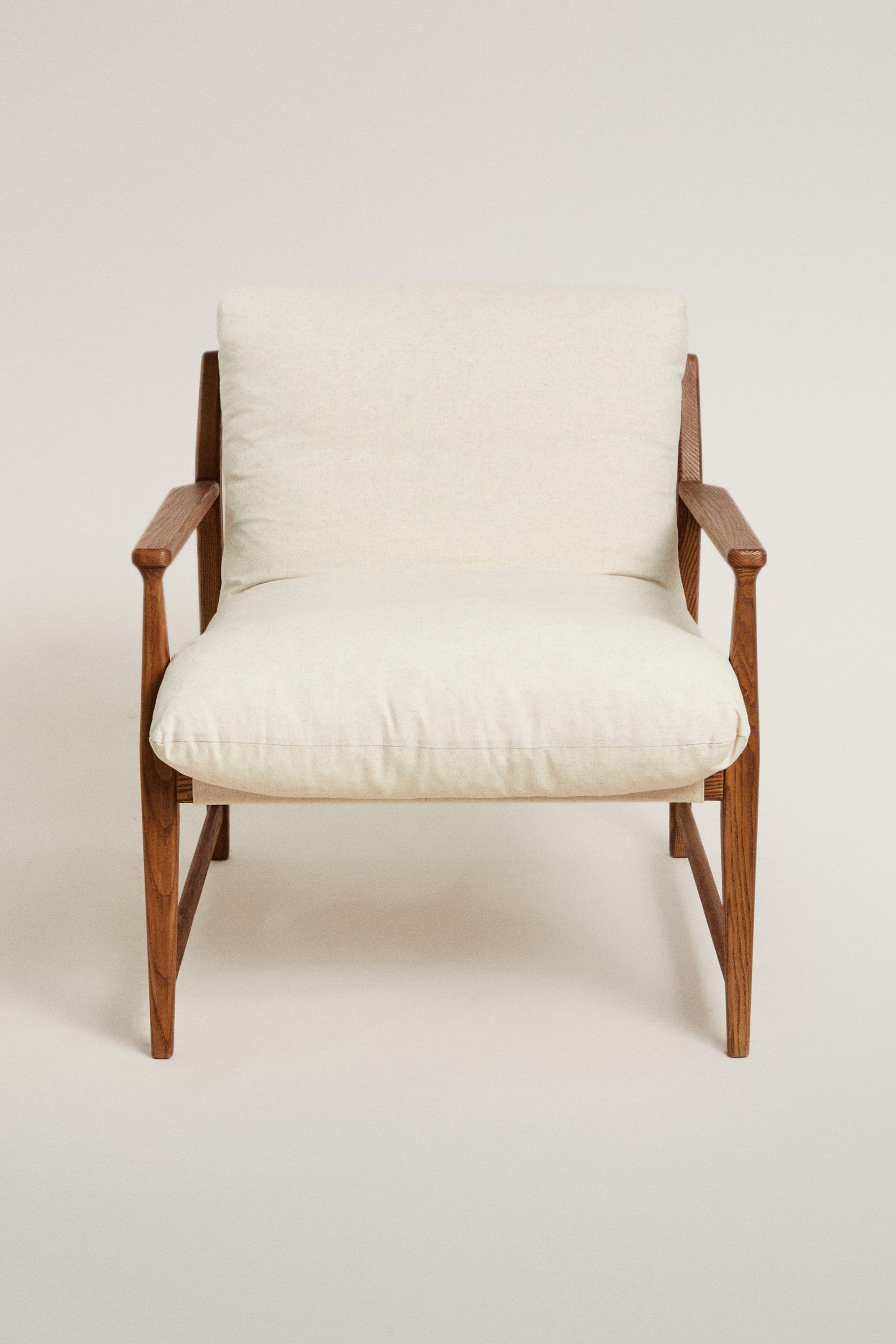 WOODEN ACCENT CHAIR WITH REMOVABLE CUSHION