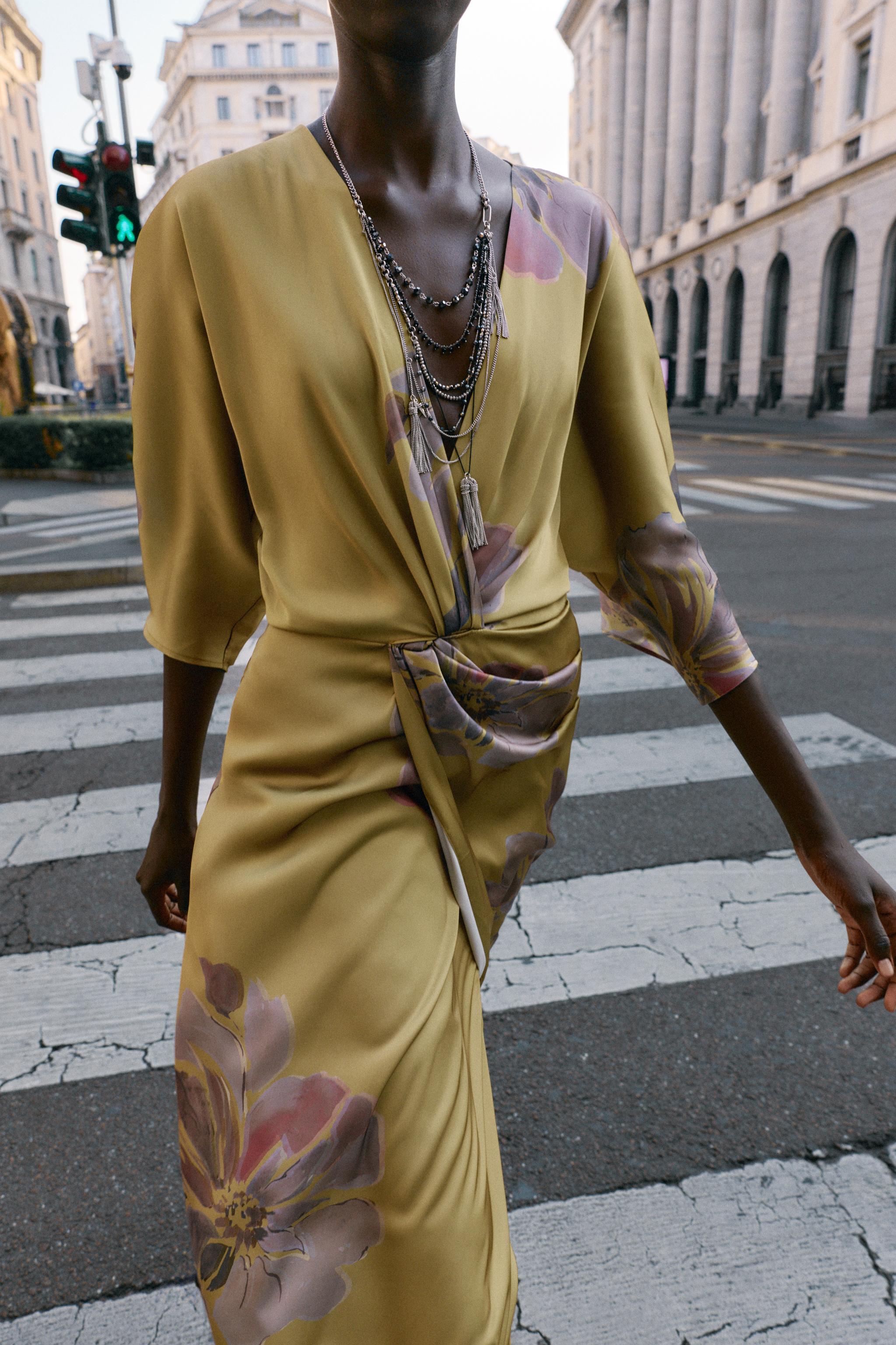 プリント柄サテンミディ丈ワンピース - ブラウン/グリーン