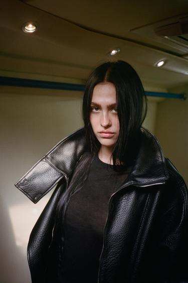 CAZADORA EFECTO PIEL - Negro de Zara