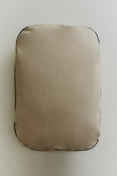 وسادة بيضاوية للحيوانات الأليفة - بيج الخاص بـ Zara