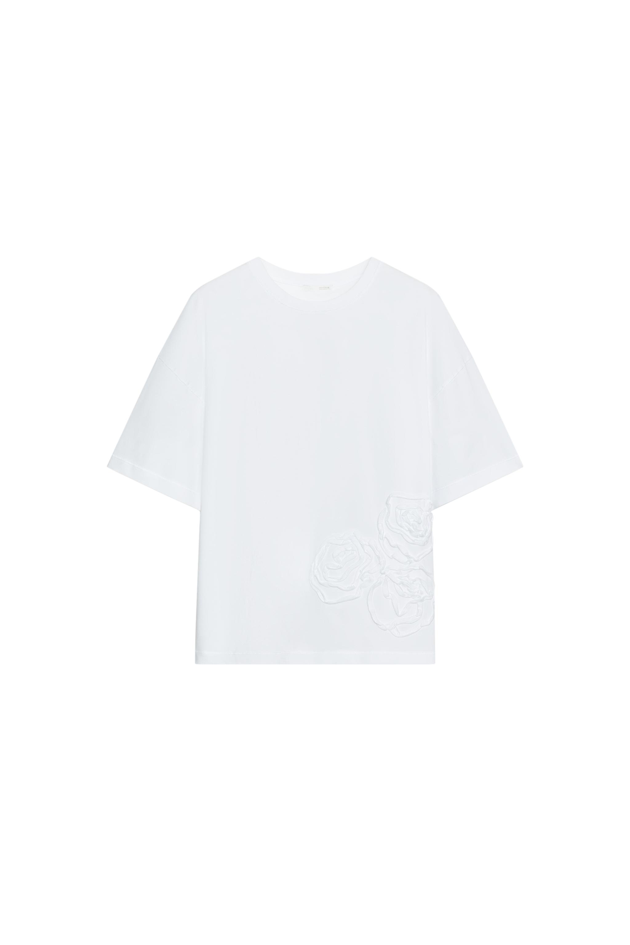 CAMISETA FLOR RELIEVE