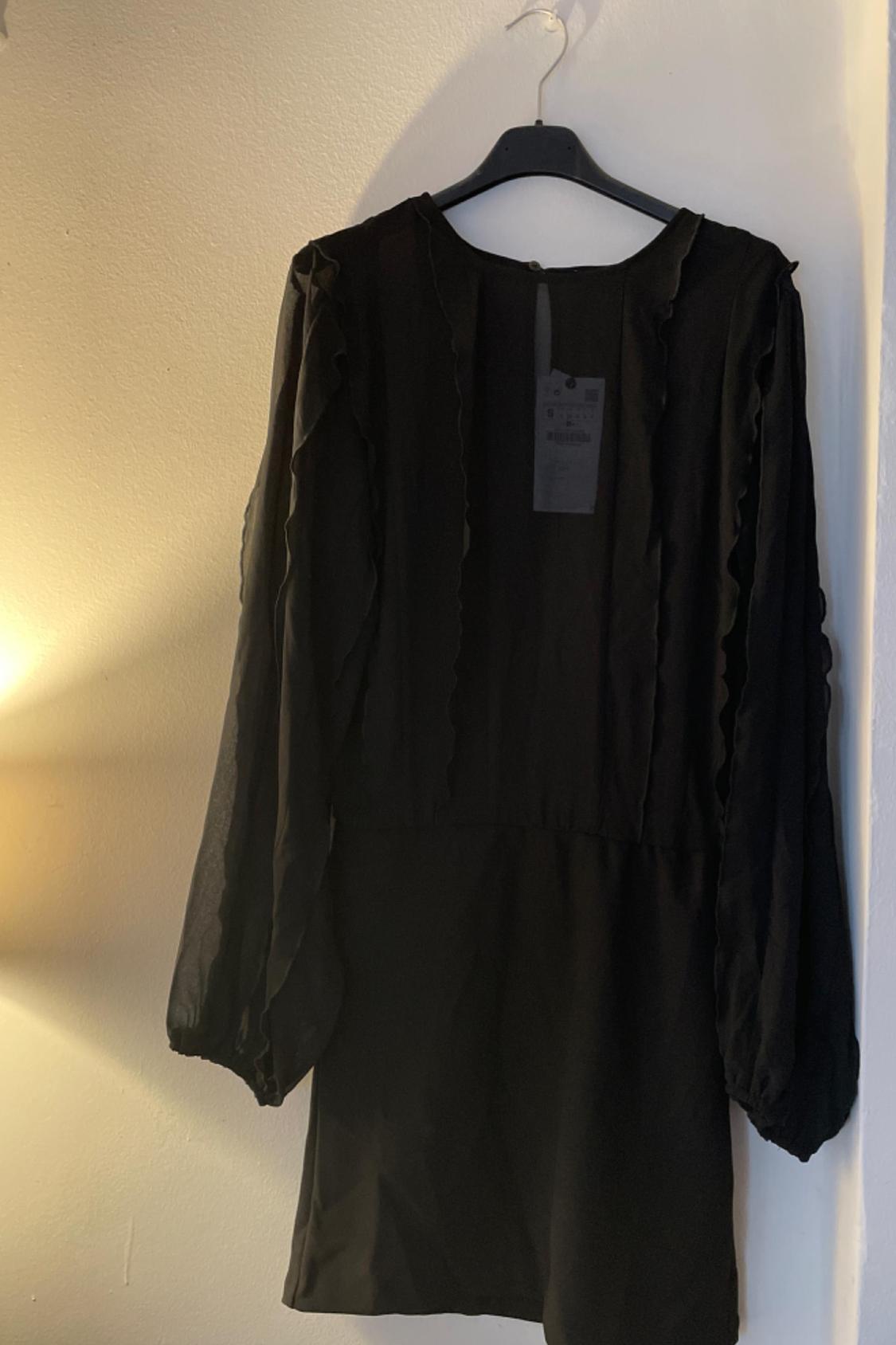 SHORT RUFFLED DRESS