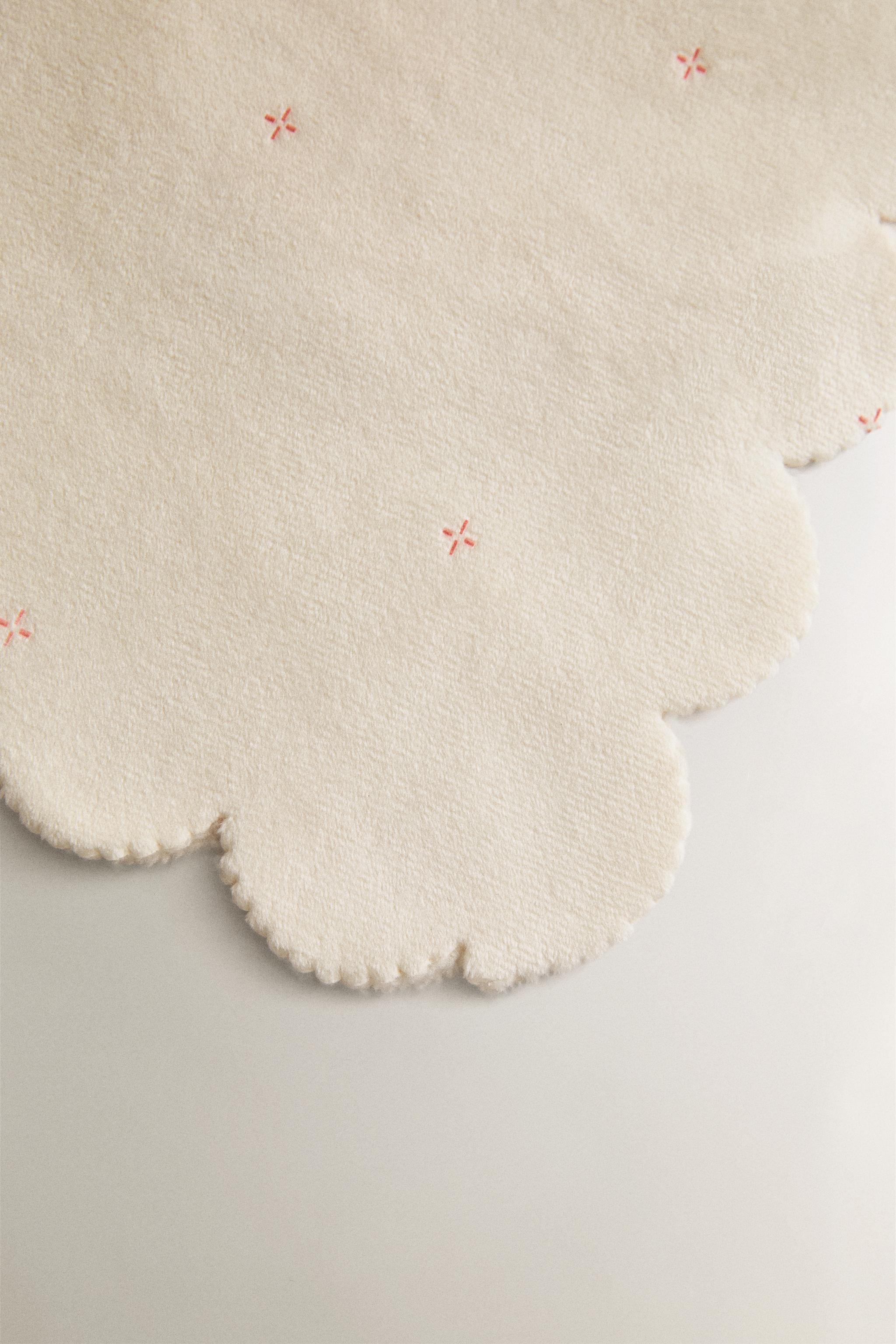 SCALLOPED BABY BLANKET — Ecru