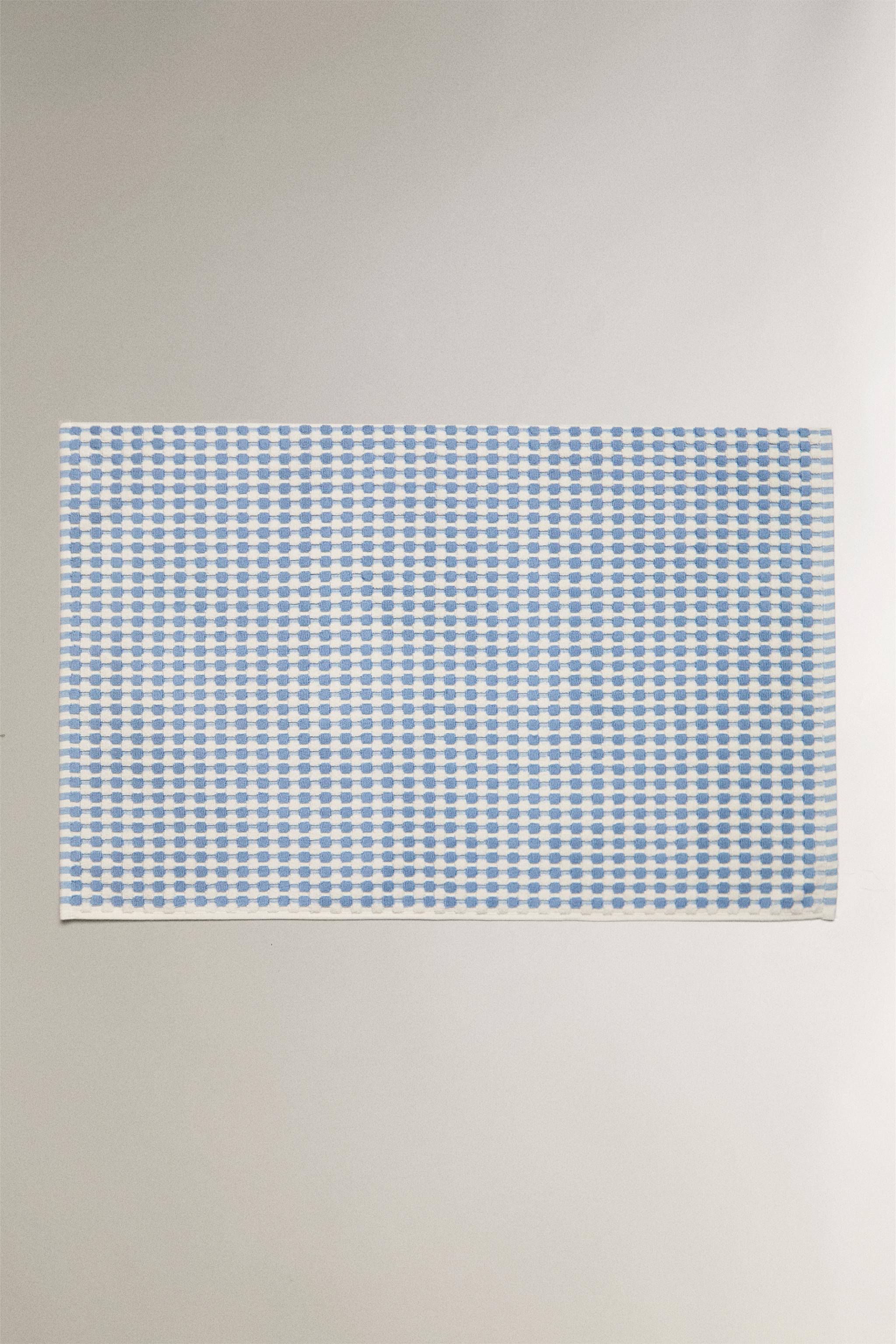 TEXTURED WAFFLE BATH MAT