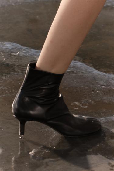 LOW HEELED LEATHER ANKLE BOOTS WITH ZIPPER - Black