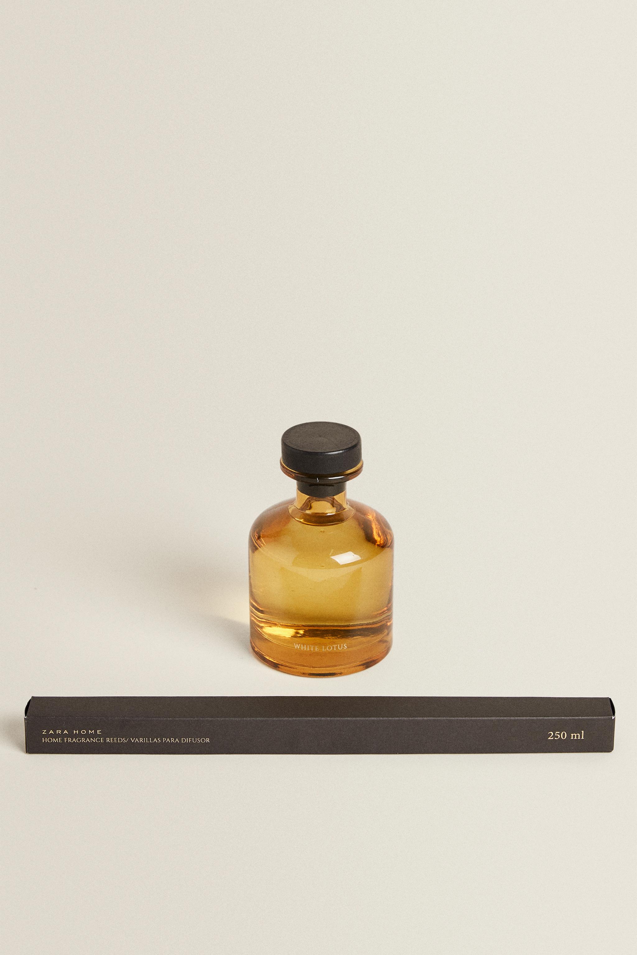 (250 ML) WHITE LOTUS REED DIFFUSERS — Intense red