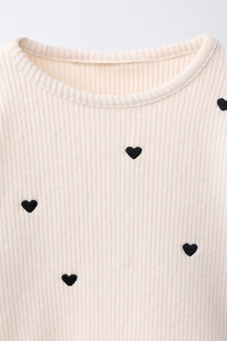 Camiseta soft touch corazones bordados