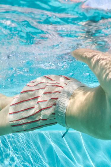 2-6 ЛЕТ/ ПЛАВКИ-БЕРМУДЫ В ПОЛОСКУ — Цвет небеленого полотна/Зеленый от Zara