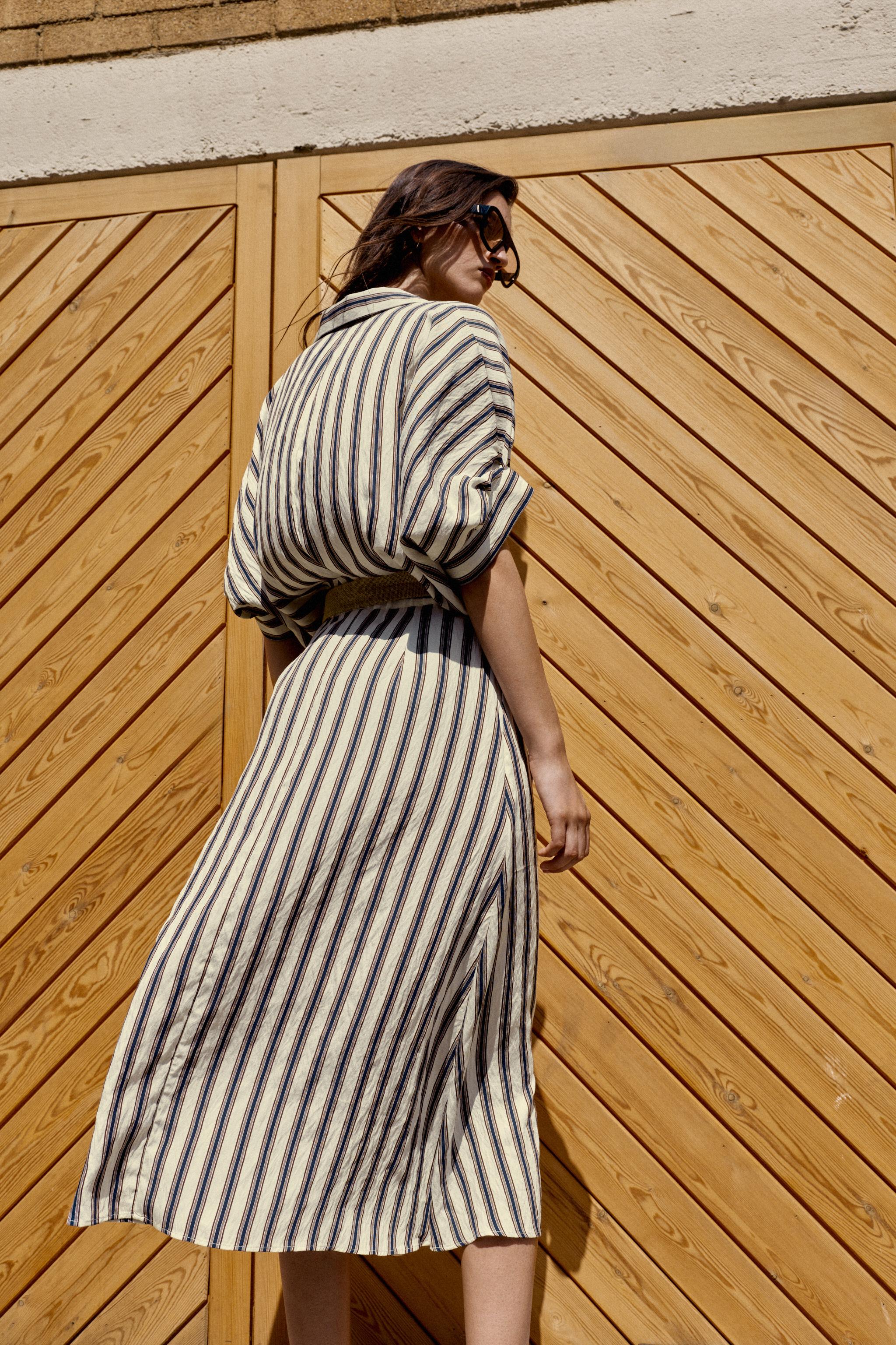 ROBE MI-LONGUE À RAYURES AVEC CEINTURE