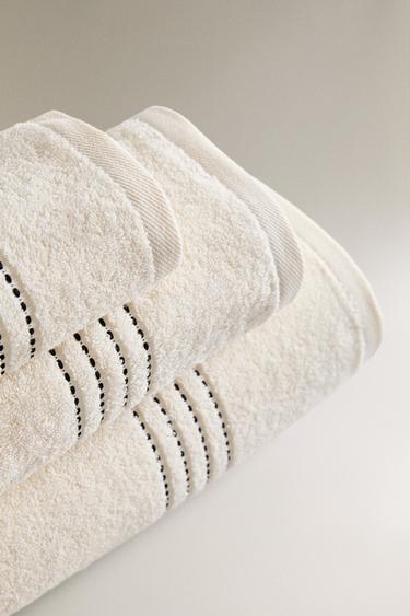 SERVIETTE DE BAIN SURPIQÛRE CONTRASTANTE - Sable / Noir de Zara - Image 1