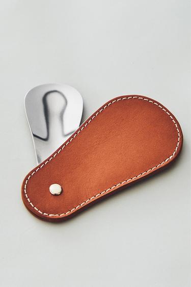 LEATHER TRAVEL SHOEHORN - Mid-camel by Zara