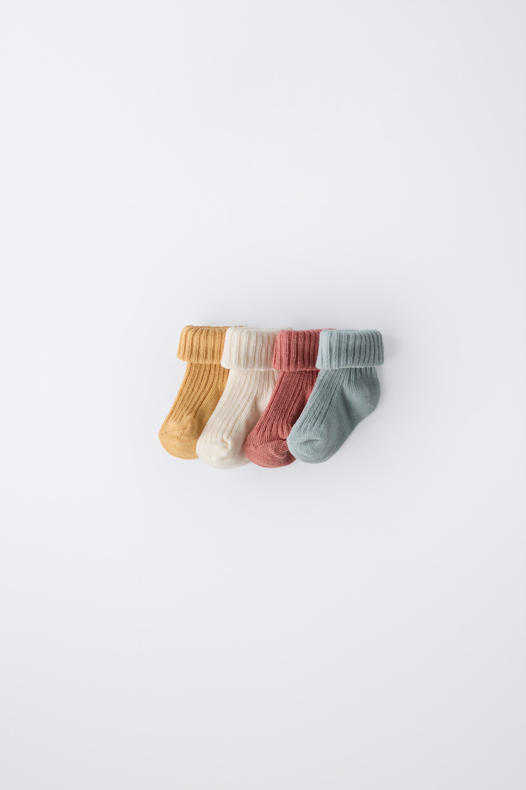 LOT DE QUATRE CHAUSSETTES COULEURS EN BOÎTE