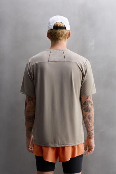T-SHIRT TECHNIQUE AVEC IMPRIMÉ GRAPHIQUE - Sable de Zara - Image 2