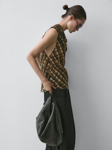 Top fluido drapeado - Mostaza de Zara