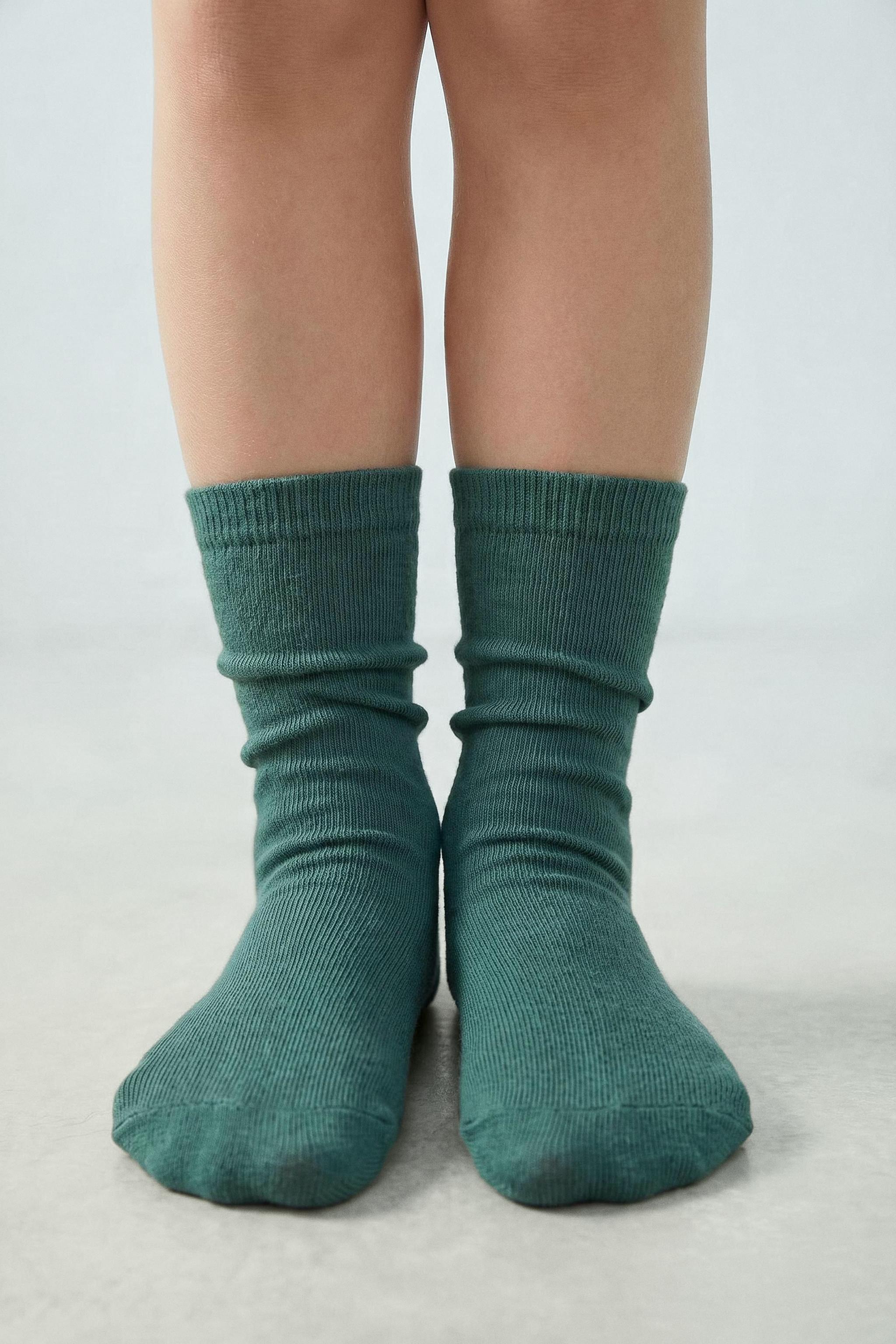 LOT DE CINQ PAIRES CHAUSSETTES HAUTES À RAYURES ET UNIES