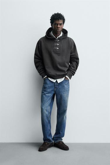 SWEATSHIRT MIT KAPUZE UND KNEBELKNÖPFEN - Grau von Zara