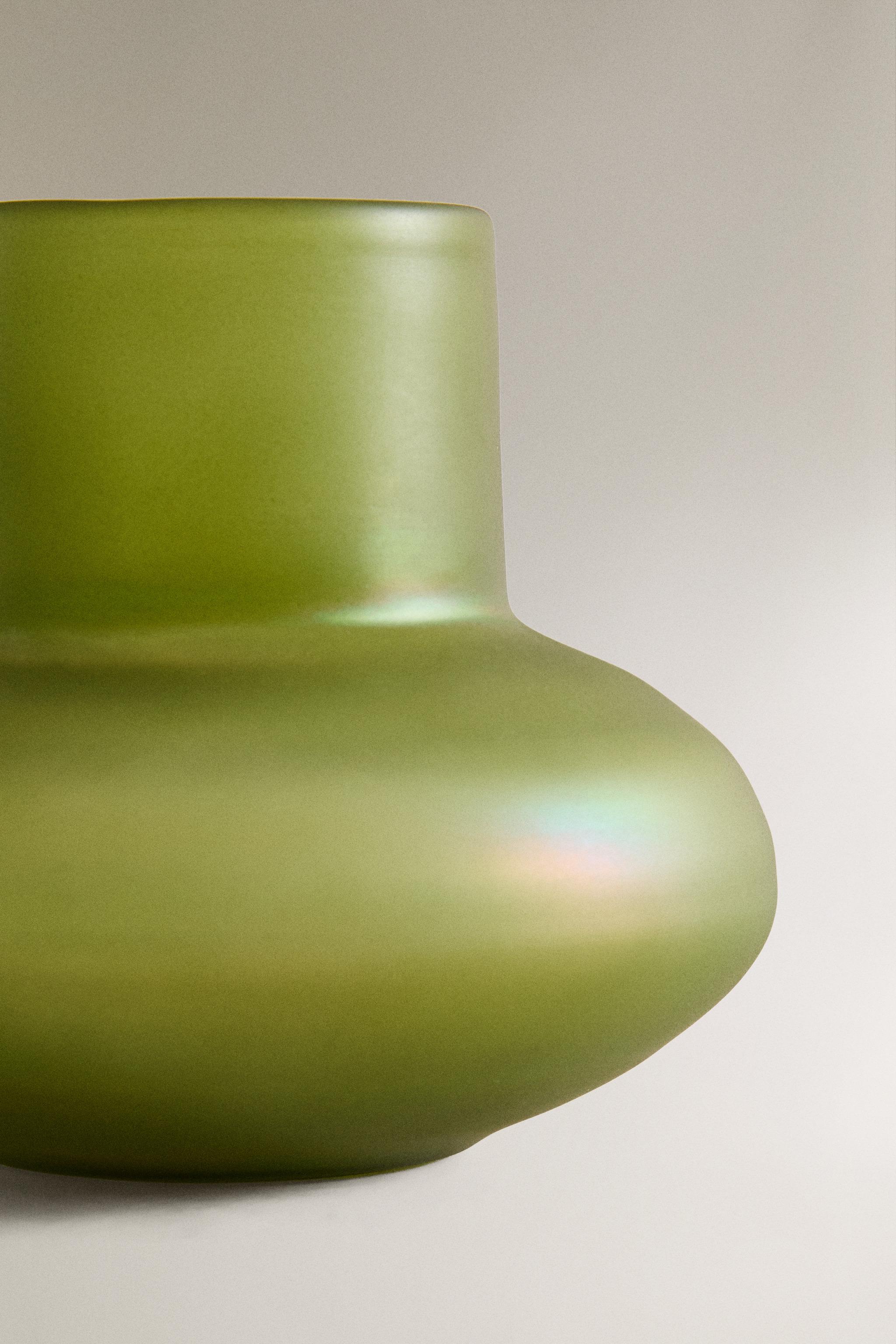 SMALL IRIDESCENT GLASS VASE I COLIN KING