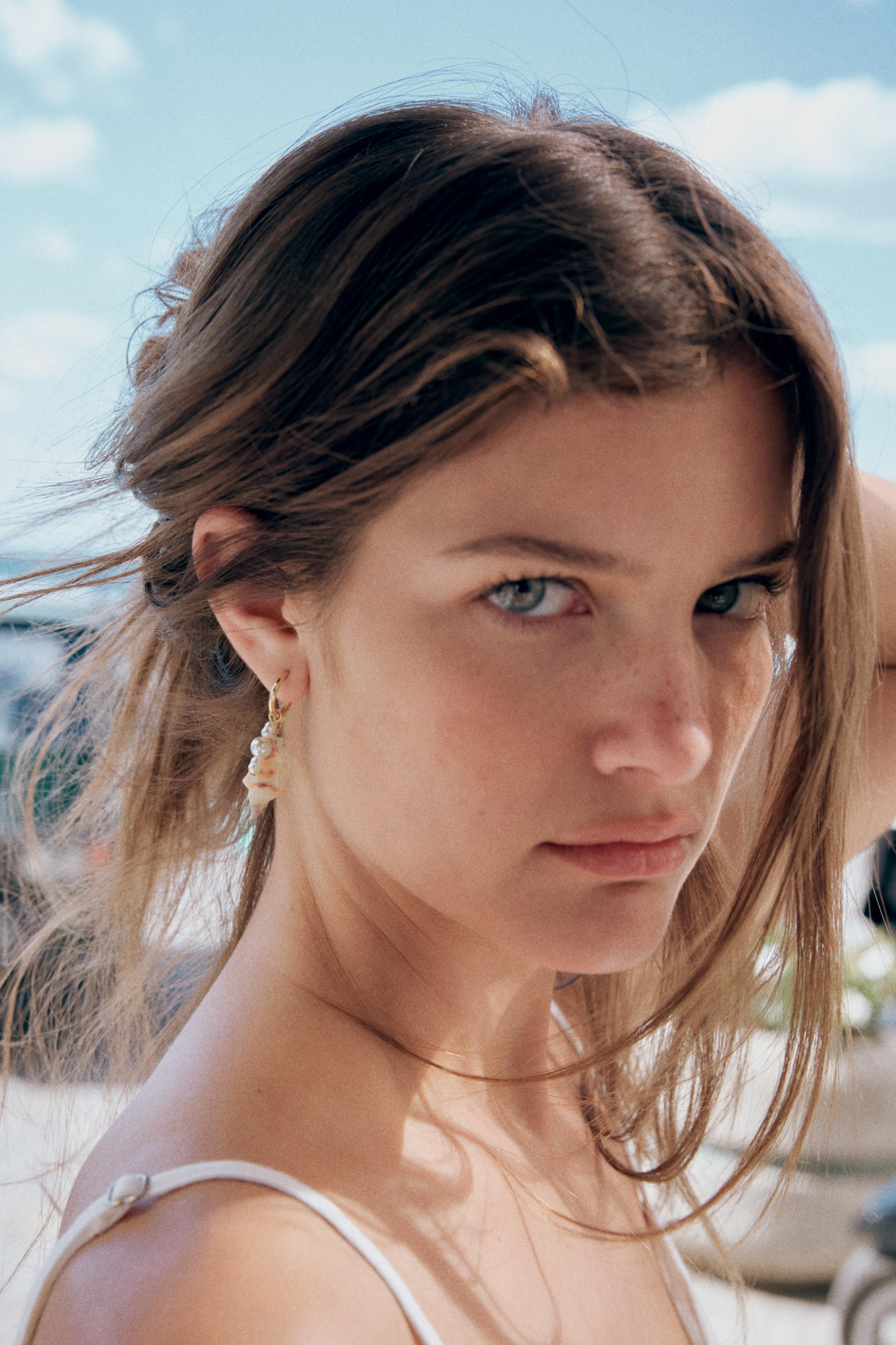 PACK OF SHELL HOOP EARRINGS — Golden