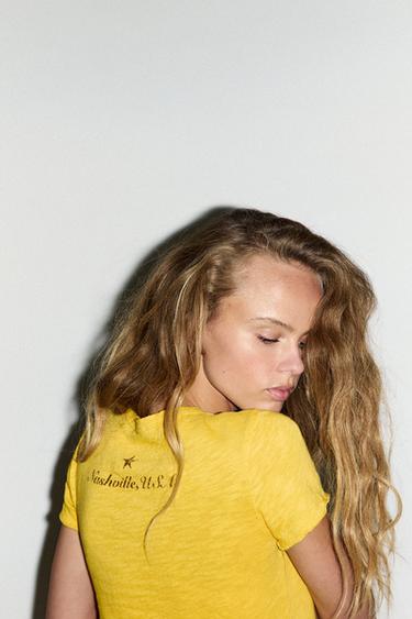 T-SHIRT FLAMMÉ INSCRIPTION - Moutarde de Zara - Image 3