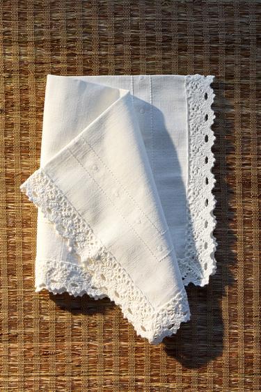 SET 2 TOVAGLIOLI COTONE RICAMATI E MERLETTO - Bianco di Zara