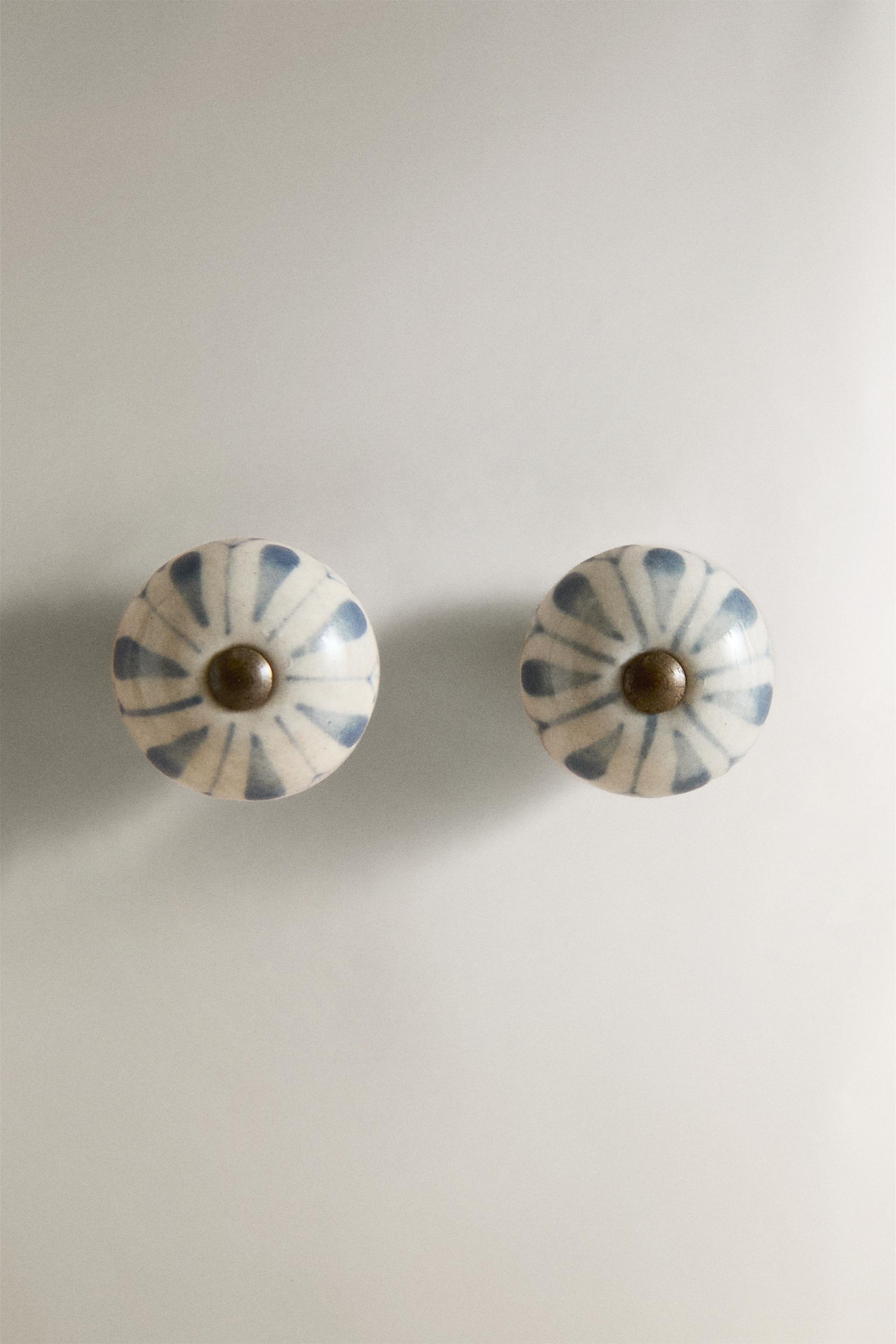 SET OF CERAMIC FLOWER KNOBS (SET OF 2) — Light blue
