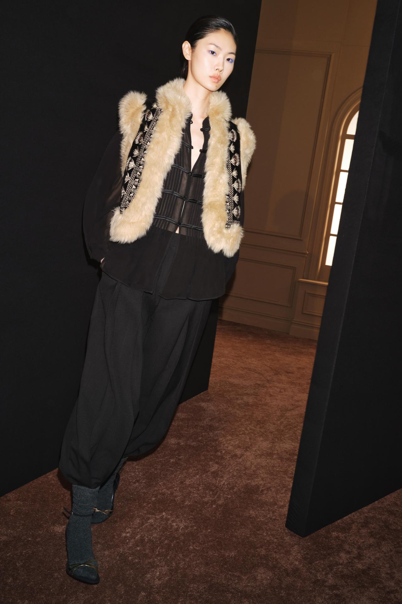 ZW COLLECTION FAUX FUR COLLAR EMBROIDERED VEST — Black