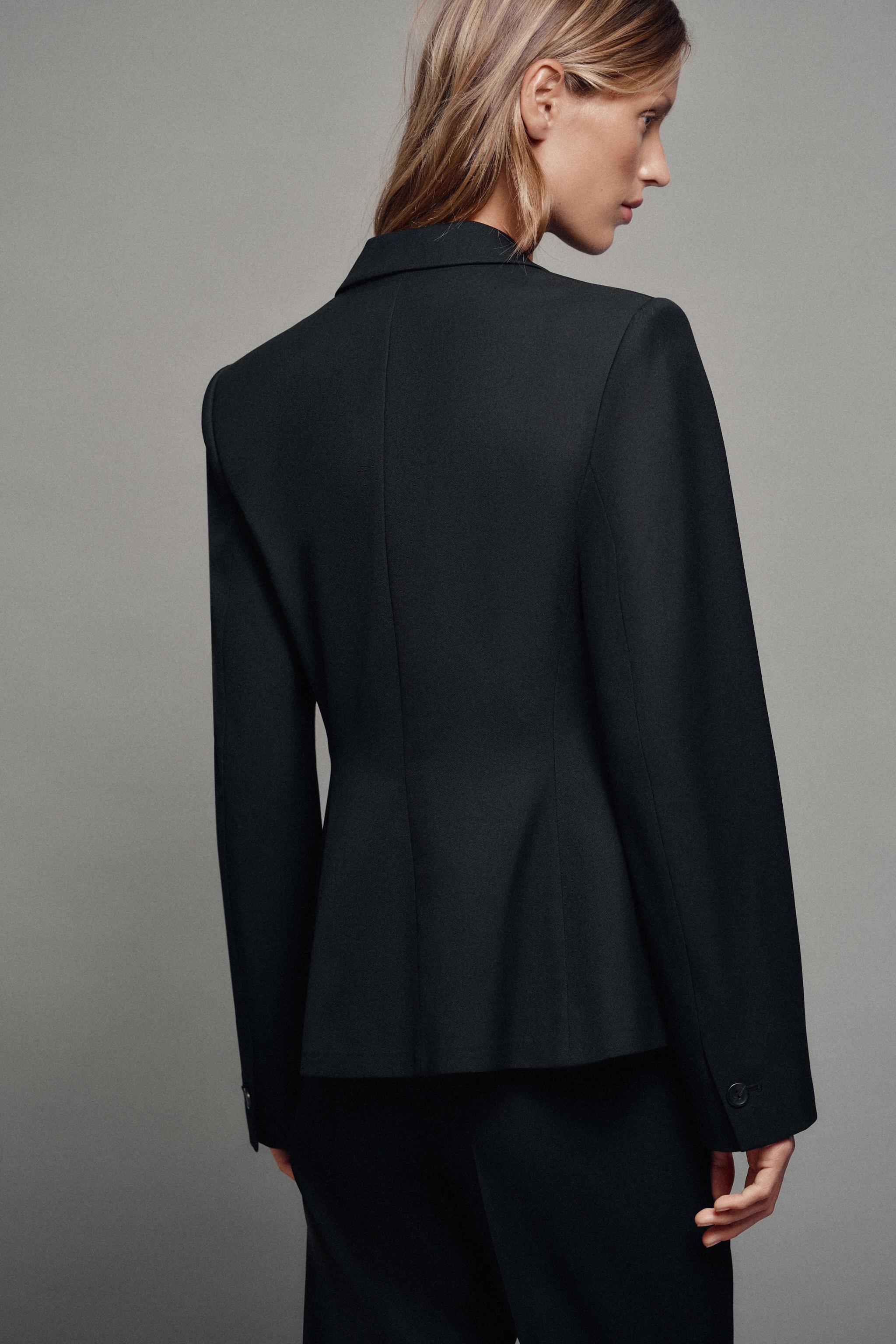 FITTED SHOULDER-PAD BLAZER