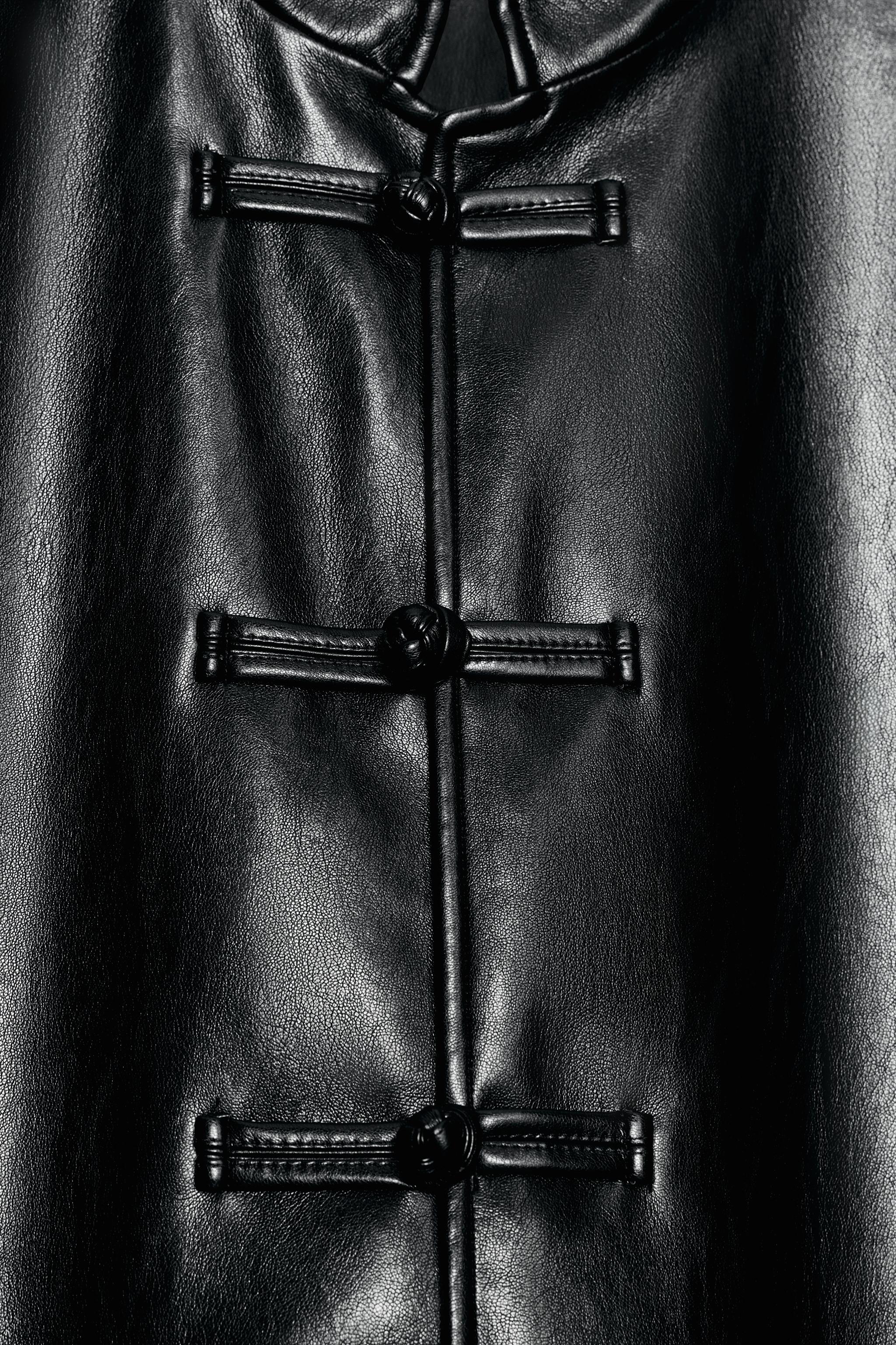 BLOUSON EN MATIÈRE SYNTHÈTIQUE À BRANDEBOURGS