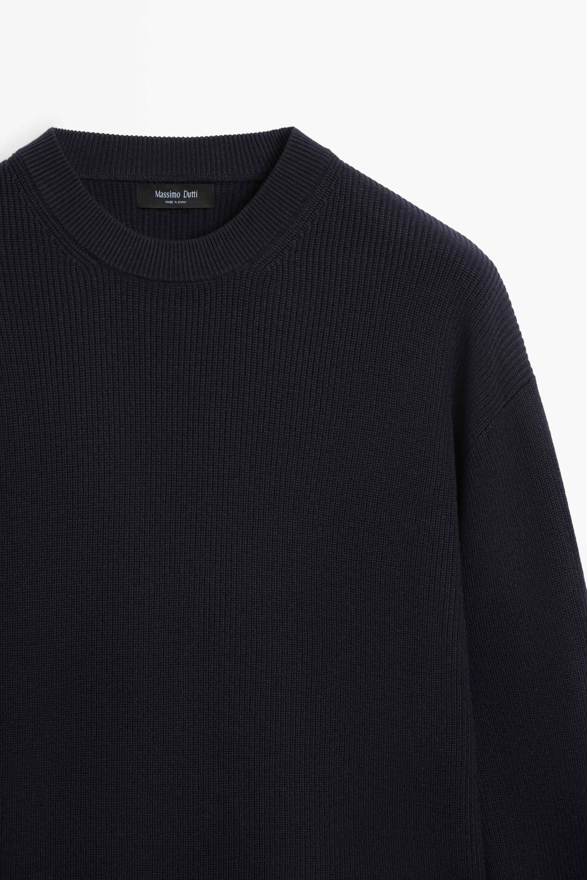 Round neck knit sweater