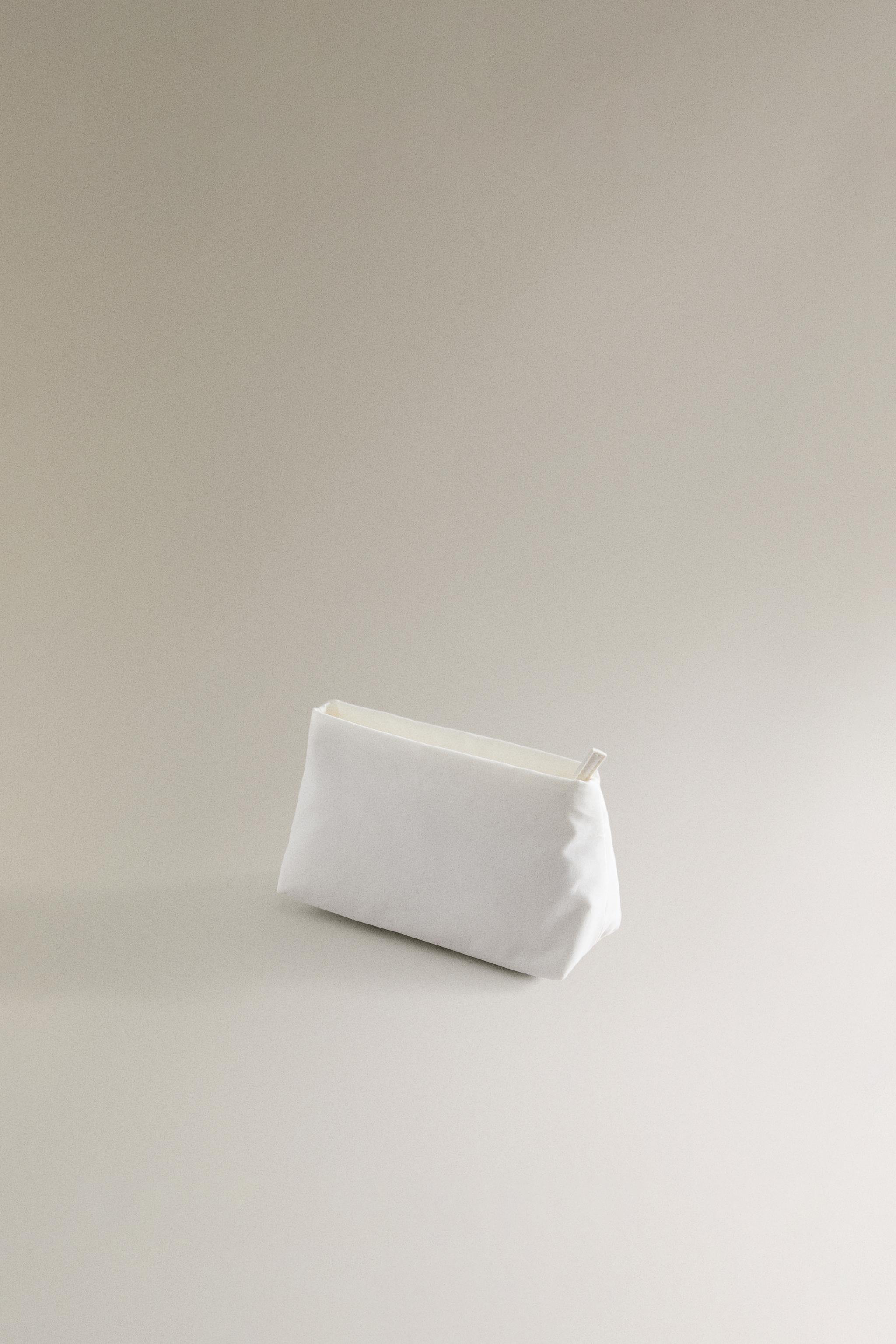 TECHNICAL FABRIC TOILETRY BAG